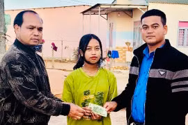 Đoàn xã Ia Pết lì xì thiếu nhi mồ côi nhân dịp Xuân mới