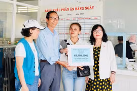 Hội Bảo trợ bệnh nhân nghèo tỉnh Gia Lai trao kinh phí hỗ trợ bệnh nhi khó khăn tại Pleiku