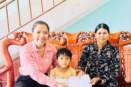 Sở Y tế tỉnh Gia Lai trao tiền hỗ trợ em Nêu