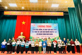 Trao học bổng, xe đạp, xe lăn cho học sinh và người dân khó khăn tỉnh Gia Lai