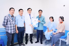 Bệnh viện Hùng Vương Gia Lai góp phần thắt chặt tình đoàn kết Việt- Lào