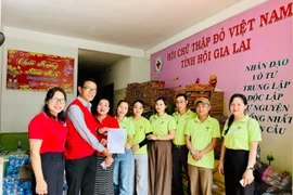 Gia Lai: Nhóm thiện nguyện A Di Đà Phật trao hàng hỗ trợ bà con vùng lũ