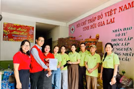 Gia Lai: Nhóm thiện nguyện A Di Đà Phật trao hàng hỗ trợ bà con vùng lũ