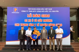 Công ty Xăng dầu Bắc Tây Nguyên bàn giao 2 xe cứu thương cho Trung tâm Y tế huyện Kông Chro