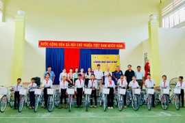 Tặng 12 xe đạp cho học sinh xã Ia Dreh