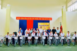 Tặng 12 xe đạp cho học sinh xã Ia Dreh