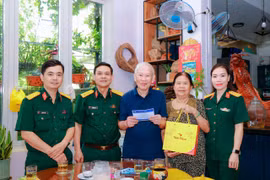 Bệnh viện Quân y 211 trao 97 phần quà đến các gia đình chính sách