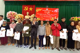 Hội Chữ thập đỏ Gia Lai trao 100 suất quà Tết cho người dân xã Canh Vinh 