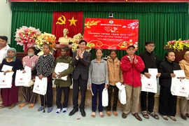 Hội Chữ thập đỏ Gia Lai trao 100 suất quà Tết cho người dân xã Canh Vinh 