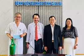 Lãnh đạo ngành Y tế Gia Lai thăm, tặng quà nguyên lãnh đạo, cán bộ, Thầy thuốc Ưu tú