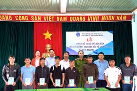 Trao 31 sổ Bảo hiểm xã hội tự nguyện cho lực lượng bảo vệ an ninh trật tự ở cơ sở xã Tơ Tung