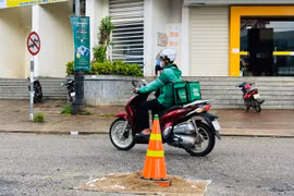 Pleiku: Nhanh chóng khắc phục “ổ voi” gây ra 5 vụ té ngã xe máy trong ngày