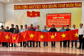 Ngư dân phường Hoài Nhơn nhận cờ Tổ quốc do Sở Ngoại vụ trao tặng. Ảnh Bảo Long