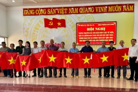 Ngư dân phường Hoài Nhơn nhận cờ Tổ quốc do Sở Ngoại vụ trao tặng. Ảnh Bảo Long
