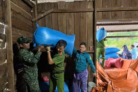 Ủy ban nhân dân xã Ia Mơ cử lực lượng hỗ trợ người dân kê cao đồ đạc và nông sản để tránh thiệt hại.