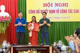 Phó Bí thư Tỉnh ủy Nguyễn Ngọc Lương trao Quyết định bổ nhiệm đồng chí Hà Thị Giang Thảo tham gia Ban Chấp hành, Ban Thường vụ Đảng ủy và giữ chức Bí thư Đảng ủy xã Đak Đoa, nhiệm kỳ 2025 – 2030. Ảnh: Bình Dương