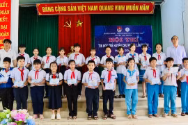 Ban Tổ chức Hội thi tin học trẻ huyện Chư Prông lần thứ VI trao Giấy chứng nhận tham gia Hội thi cho các thí sinh ở bảng A