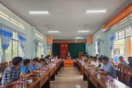 Quang cảnh buổi làm việc của Trưởng Ban Tuyên giáo và Dân vận Tỉnh ủy Nguyễn Thị Phong Vũ với xã Chơ Long. Ảnh: Hồng Thương