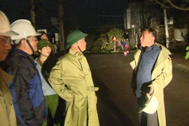 Phó Chủ tịch Thường trực UBND tỉnh Nguyễn Tuấn Thanh kiểm tra công tác khắc phục hậu quả bão số 13 Tại khu vực Nhơn Lý . Ảnh: Xuân Định