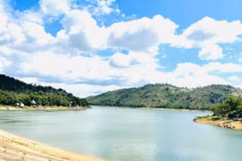 UBND tỉnh đề nghị các sở ban, ngành và các địa phương tổ chức hoạt động phòng ngừa, soát các nguồn thải, giảm thiểu ô nhiễm, cải thiện chất lượng nước mặt trên địa bàn . Ảnh : Hồng Thương