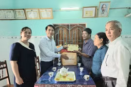 Phó Bí thư Tỉnh ủy Nguyễn Ngọc Lương thăm, tặng quà các gia đình chính sách