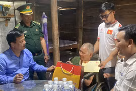 Phó Chủ tịch Thường trực UBND tỉnh Nguyễn Tuấn Thanh thăm, tặng quà các gia đình chính sách