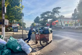 Cuối năm, lượng rác nhiều nên các công nhân vệ sinh môi trường phải nhanh tay thu gom, di chuyển các cộ rác về vị trí tập kết kịp thời để xe chở rác mang đi xử lý. Ảnh: Nhật Hào 