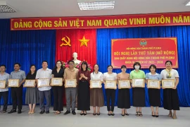 Khen thưởng 12 tập thể xuất sắc trong chương trình xóa nhà tạm, nhà dột nát