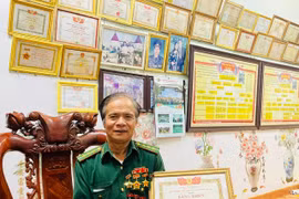 CCB Vũ Minh Giám được Ban Chấp hành Trung ương Hội CCB Việt Nam tặng bằng khen vì các thành tích trong sản xuất, kinh doanh và đóng góp cho công tác an sinh xã hội. Ảnh: Nhật Hào