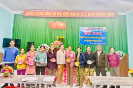 Hội LHPN xã tặng heo đất cho các hội viên nghèo, có hoàn cảnh khó khăn. Ảnh do nhân vật cung cấp.