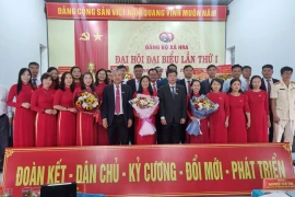 Ban Chấp hành Đảng bộ xã HRa ra mắt đại hội. Ảnh Xuân Định