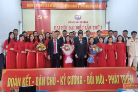 Ban Chấp hành Đảng bộ xã HRa ra mắt đại hội. Ảnh Xuân Định