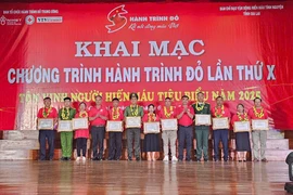 Ông Dương Đình Diện-Phó Trưởng Ban thường trực Ban Chỉ đạo vận động hiến máu tình nguyện tỉnh và ông Cao Xuân Nam-Phó Chủ tịch Hội Chữ thập đỏ tỉnh tặng bằng khen của ban Chấp hành Trung ương Hội cho các tập thể, cá nhân có thành tích xuất sắc trong công tác hiến máu tình nguyện trên địa bàn tỉnh Gia Lai. Ảnh: Hồng Thương