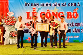 Công bố quyết định công nhận làng Bông Phun đạt chuẩn nông thôn mới