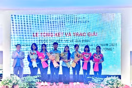 Ban Tổ chức trao giải nhất cho nhóm tác giả là các em học sinh Trường THPT chuyên Hùng Vương với tác phẩm “Bếp lửa hồng bừng sáng buôn làng”. Ảnh: Hồng Thương