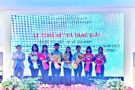Ban Tổ chức trao giải nhất cho nhóm tác giả là các em học sinh Trường THPT chuyên Hùng Vương với tác phẩm “Bếp lửa hồng bừng sáng buôn làng”. Ảnh: Hồng Thương