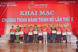 Ông Dương Đình Diện-Phó Trưởng Ban thường trực Ban Chỉ đạo vận động hiến máu tình nguyện tỉnh và ông Cao Xuân Nam-Phó Chủ tịch Hội Chữ thập đỏ tỉnh tặng bằng khen của ban Chấp hành Trung ương Hội cho các tập thể, cá nhân có thành tích xuất sắc trong công tác hiến máu tình nguyện trên địa bàn tỉnh Gia Lai. Ảnh: Hồng Thương