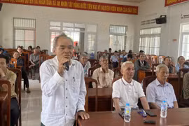 Cử tri xã An Nhơn Tây nêu kiến nghị với đại biểu Quốc hội. Ảnh: Xuân Định