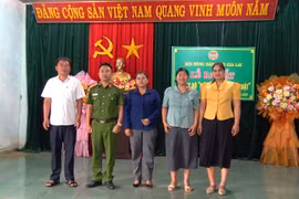 Ban chủ nhiệm Câu lạc bộ Nông dân với pháp luật có 5 người. Ảnh: Rơ Lan Viện