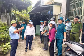 Lãnh đạo Đảng ủy, UBND phường Quy Nhơn chỉ đạo công tác vận động người dân di dời. Ảnh: H.T