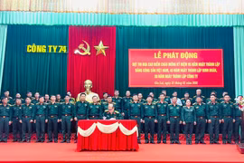 Các cơ quan, đơn vị trong Công ty ký kết giao ước thi đua. Ảnh: Nhật Hào 