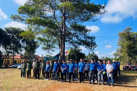 Trồng hơn 600 cây bằng lăng tại làng Ngol Tă