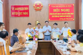 Phó Chủ tịch UBND huyện Chư Prông Ksor Việt trao Giấy chứng nhận sản phẩm OCOP 3 sao cho các chủ thể. Ảnh: Văn Luyến