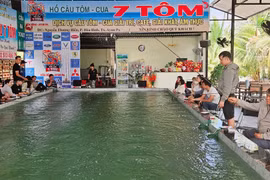 Dịch vụ câu tôm, cua ở thị xã Ayun Pa hút khách