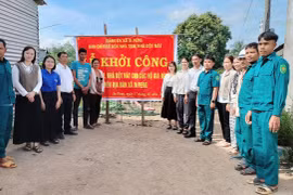 Ban Chỉ đạo triển khai xóa nhà tạm, nhà dột nát cho hộ nghèo tại địa phương. Ảnh: Ngọc Duy