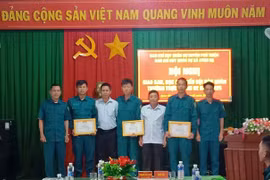 Khen thưởng đột xuất 3 chiến sĩ dân quân thường trực xã Ayun Hạ