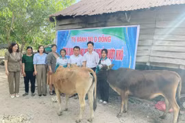 Trao sinh kế cho học sinh nghèo xã Chư Băh