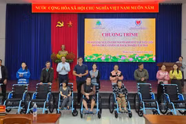 Người khuyết tật và đại diện các gia đình người khuyết tật được nhận xe lăn
