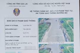 Hình ảnh ô tô vượt đèn đỏ vào sáng 15-9 tại ngã tư quốc lộ 19 mới và ĐT 640 (xã Tuy Phước).