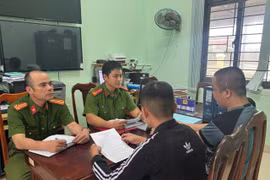 Công an xã An Nhơn Tây tiếp nhận 2 công dân về trở về nước sau khi thoát khỏi ổ lừa đảo trực tuyến ở Campuchia.